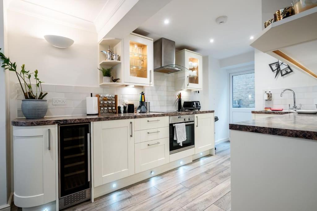 Spacious, Bright & Cosy ~ Ideal Victoria Location! Vilă
