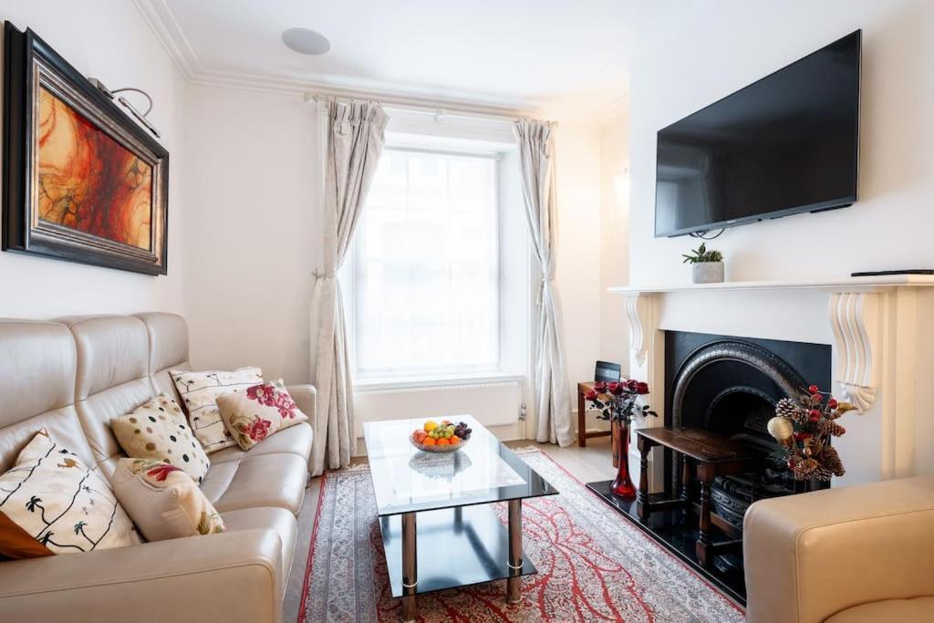 Vilă Spacious, Bright & Cosy ~ Ideal Victoria Location! Londra