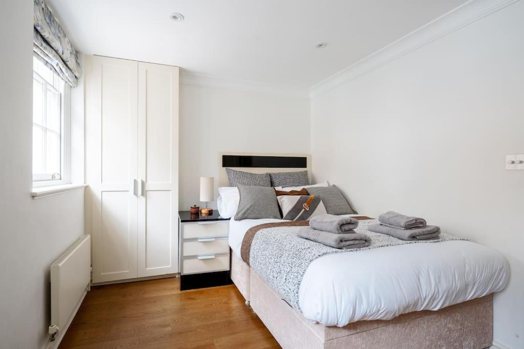 Spacious, Bright & Cosy ~ Ideal Victoria Location! Londra