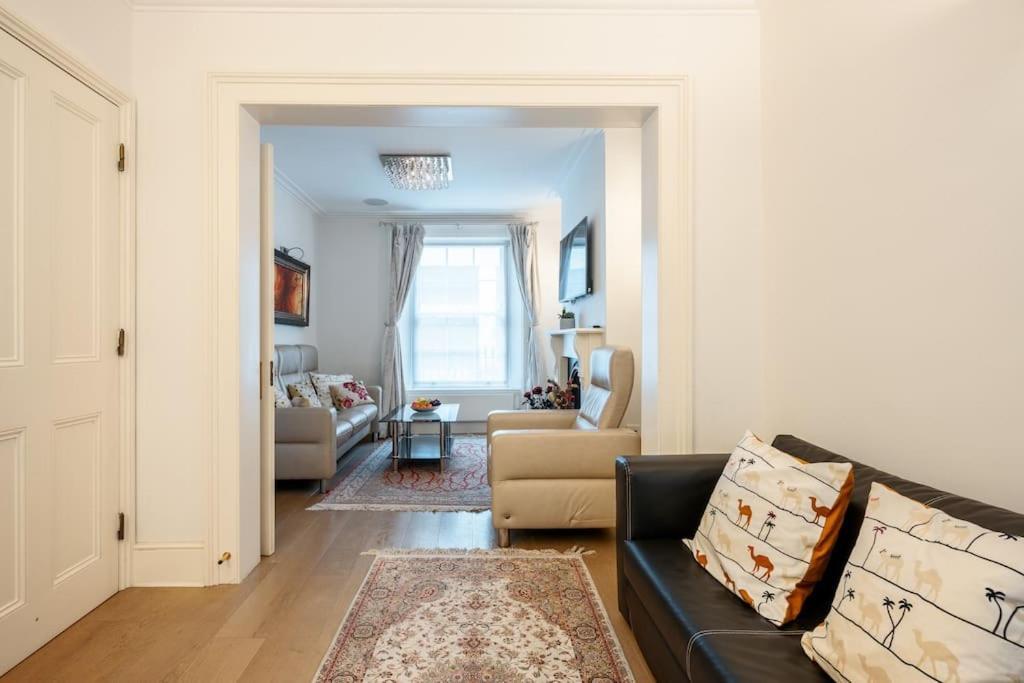 Spacious, Bright & Cosy ~ Ideal Victoria Location! * Londra