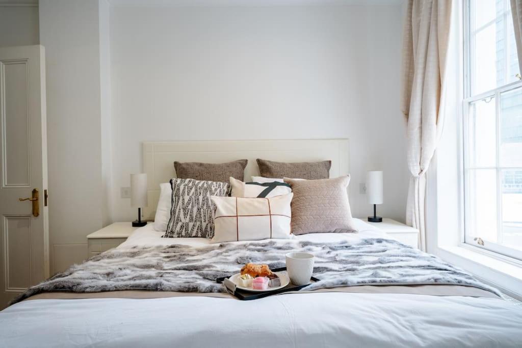 Spacious, Bright & Cosy ~ Ideal Victoria Location! Vilă