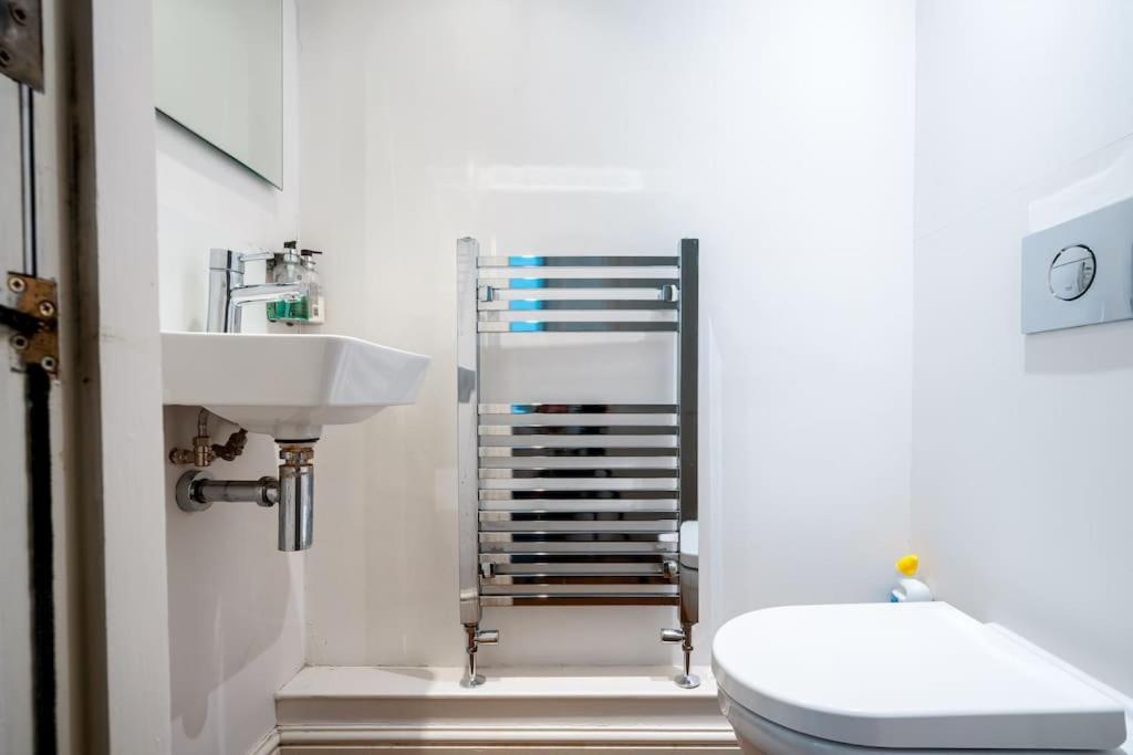 Spacious, Bright & Cosy ~ Ideal Victoria Location! Vilă *
