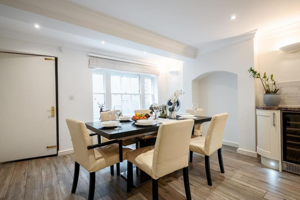 Vilă Spacious, Bright & Cosy ~ Ideal Victoria Location! *