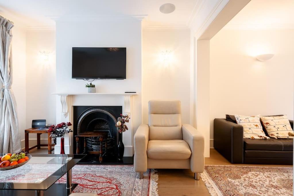 Vilă Spacious, Bright & Cosy ~ Ideal Victoria Location! Londra