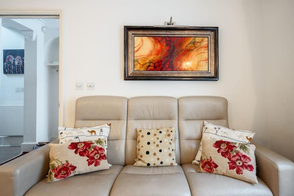 Vilă Spacious, Bright & Cosy ~ Ideal Victoria Location!
