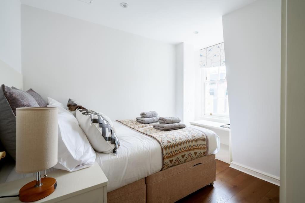 Spacious, Bright & Cosy ~ Ideal Victoria Location! Vilă