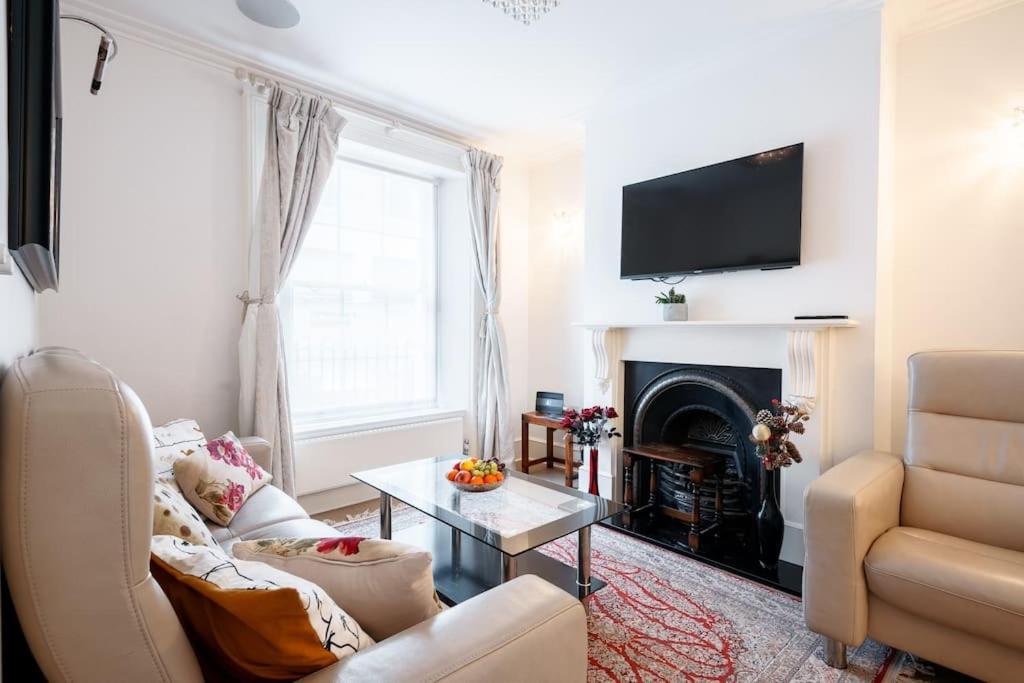 Vilă Spacious, Bright & Cosy ~ Ideal Victoria Location!