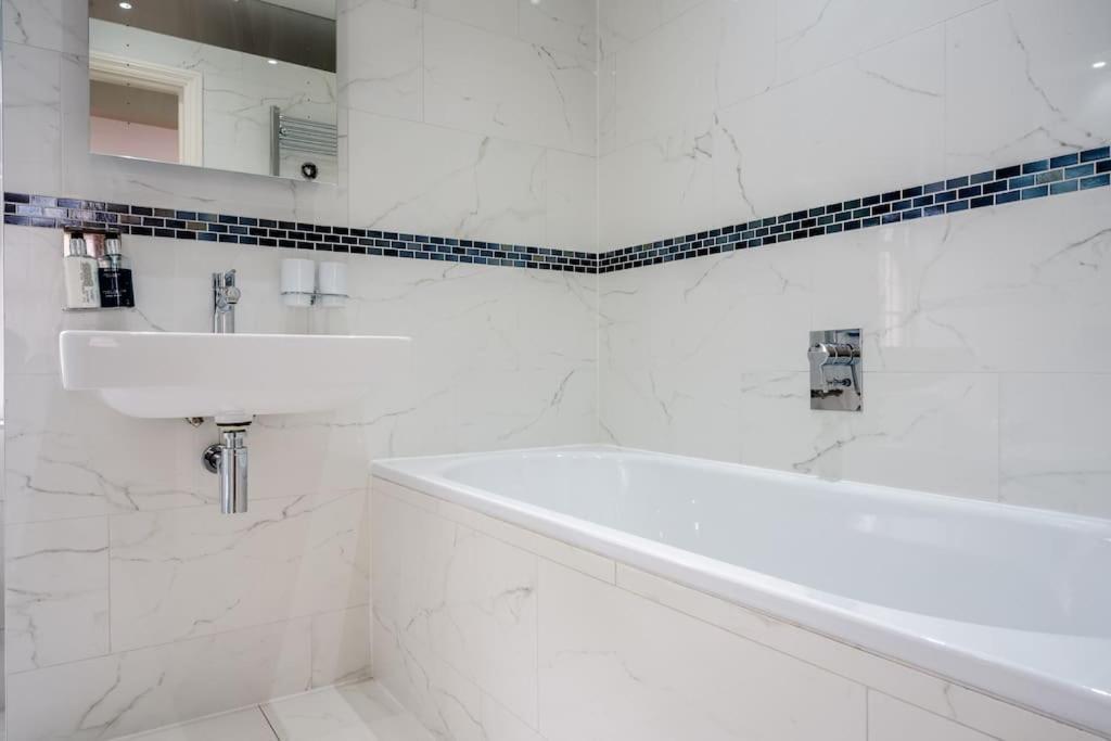 Spacious, Bright & Cosy ~ Ideal Victoria Location! Vilă