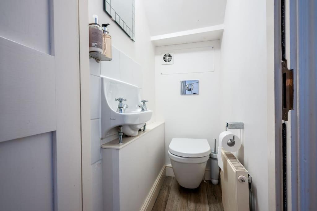 Spacious, Bright & Cosy ~ Ideal Victoria Location! Vilă *