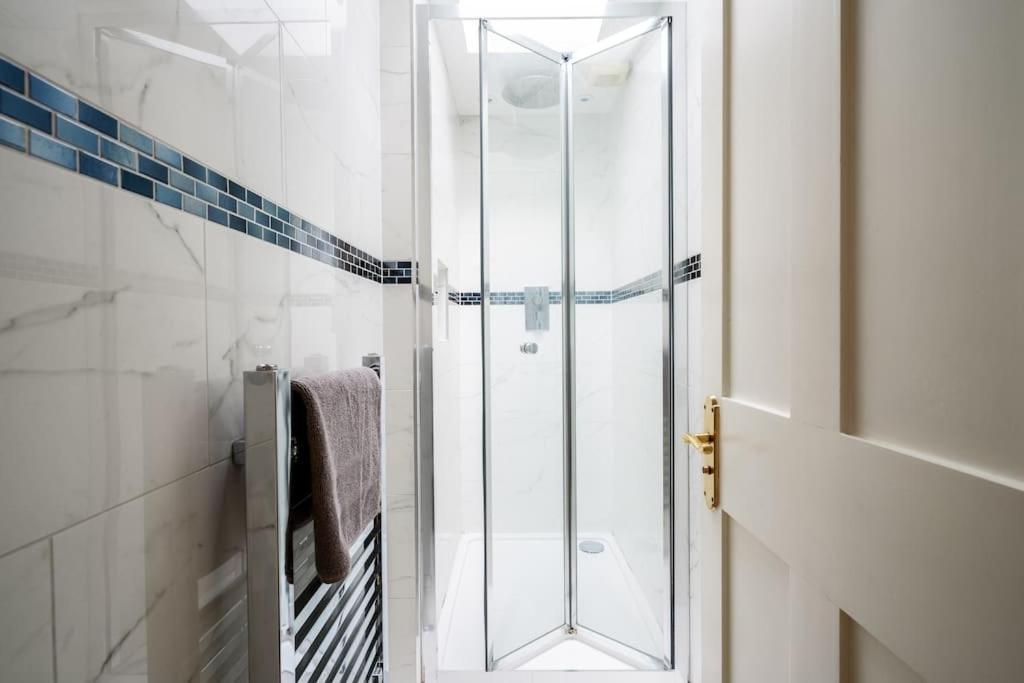 Vilă Spacious, Bright & Cosy ~ Ideal Victoria Location! Londra