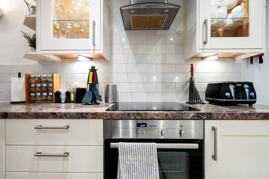 Spacious, Bright & Cosy ~ Ideal Victoria Location! * Londra