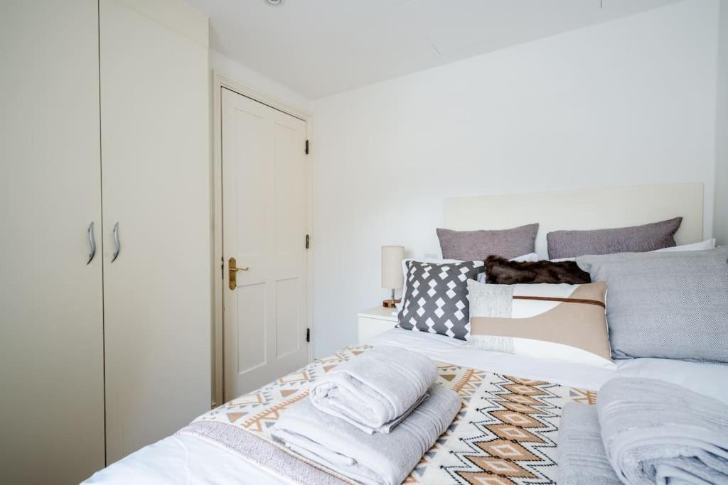 Spacious, Bright & Cosy ~ Ideal Victoria Location! Vilă Londra