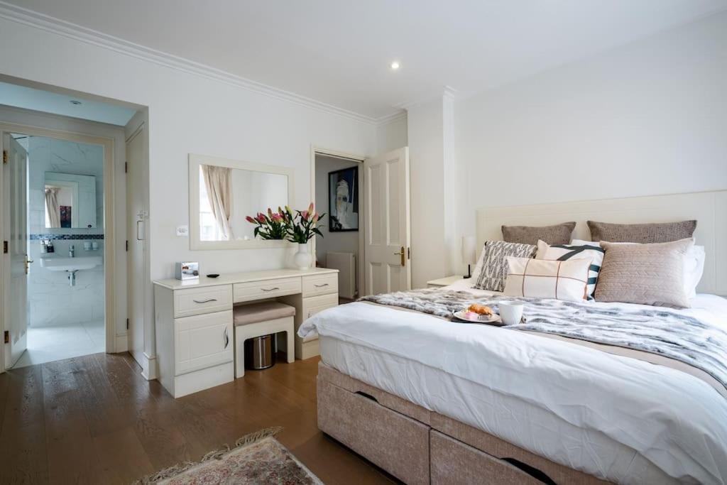 Spacious, Bright & Cosy ~ Ideal Victoria Location! Londra