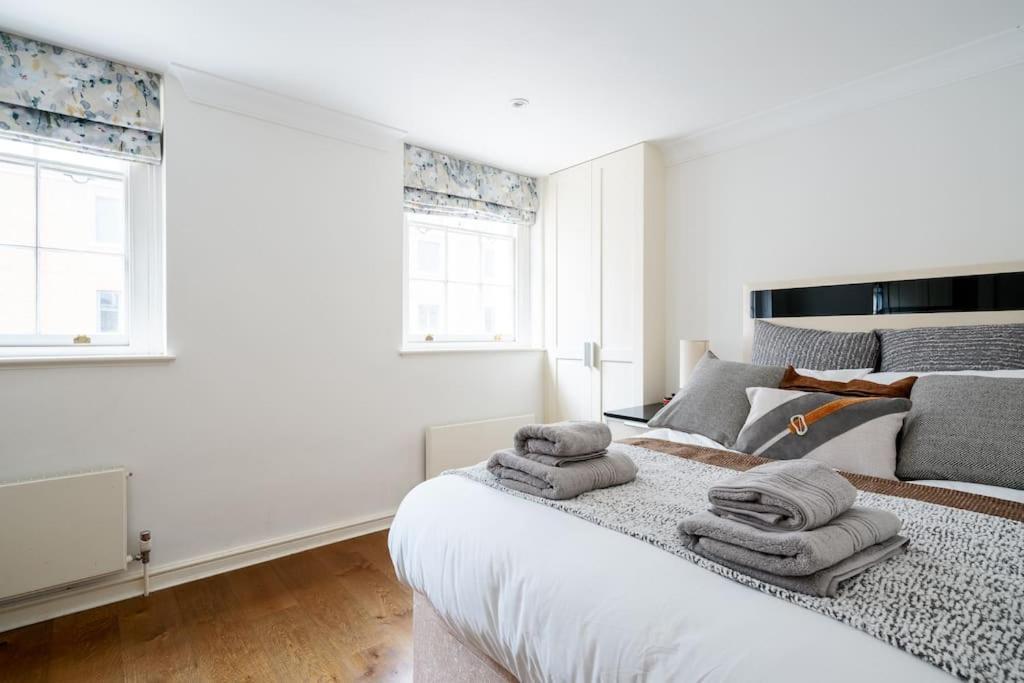 Spacious, Bright & Cosy ~ Ideal Victoria Location! Vilă