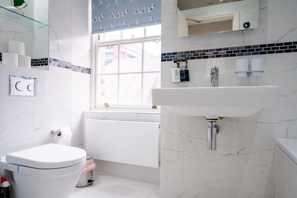 Spacious, Bright & Cosy ~ Ideal Victoria Location! Vilă *